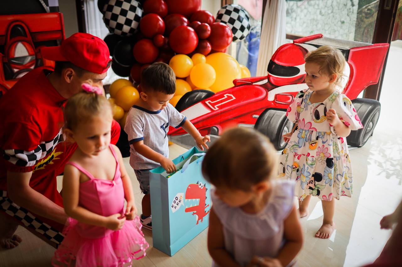 A racing party built indoors, where a two-year-old could cope — photo 7