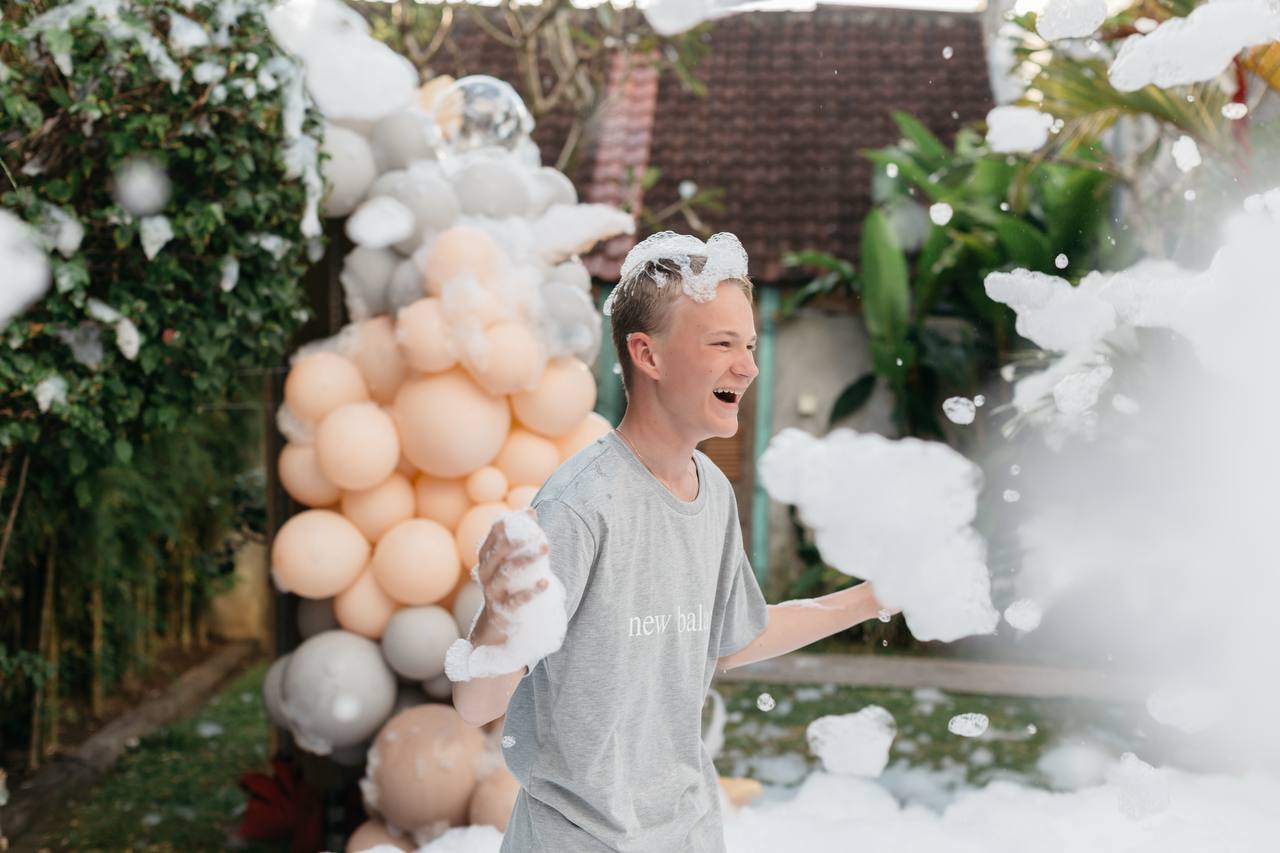 A foam party the parents did not watch from the side — photo 7