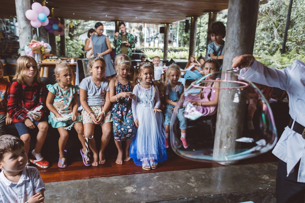 A Frozen party with real snow, in thirty degrees — a real kids birthday party in Bali