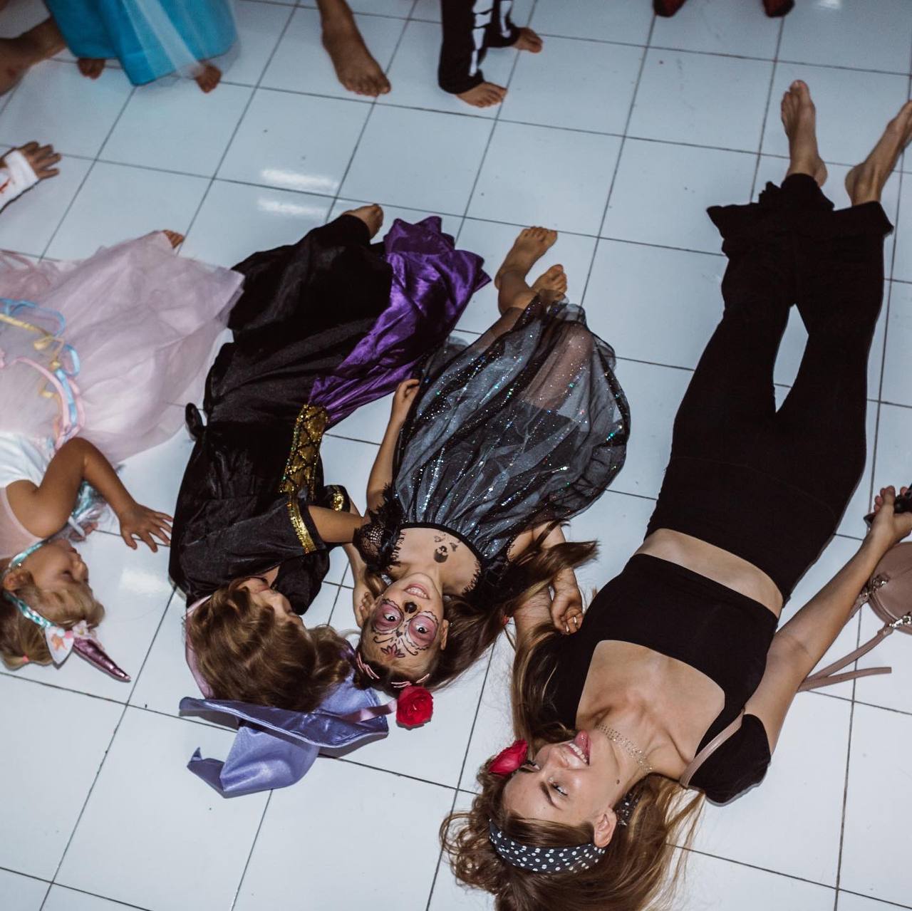 A Halloween party where the mothers were in costume too — photo 8