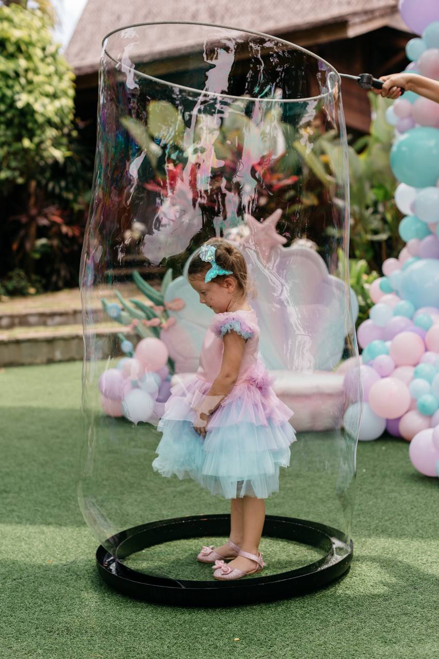 A mermaid party where her parents ate lunch sitting down — photo 2