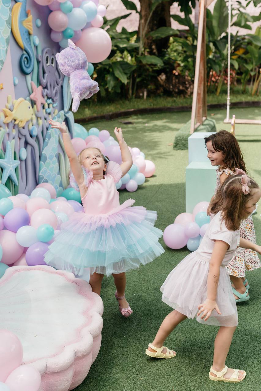 A mermaid party where her parents ate lunch sitting down — photo 3