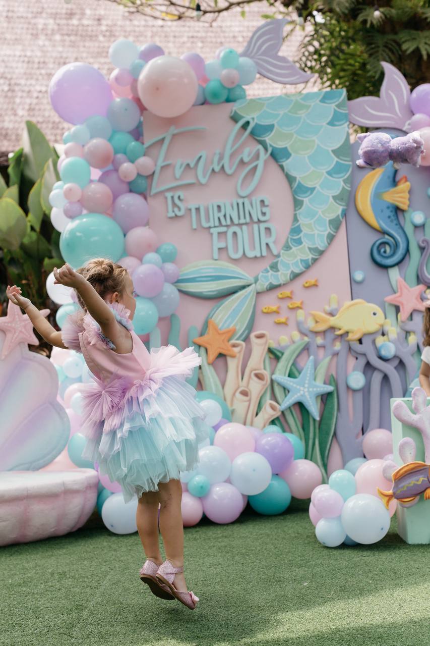 A mermaid party where her parents ate lunch sitting down — photo 4