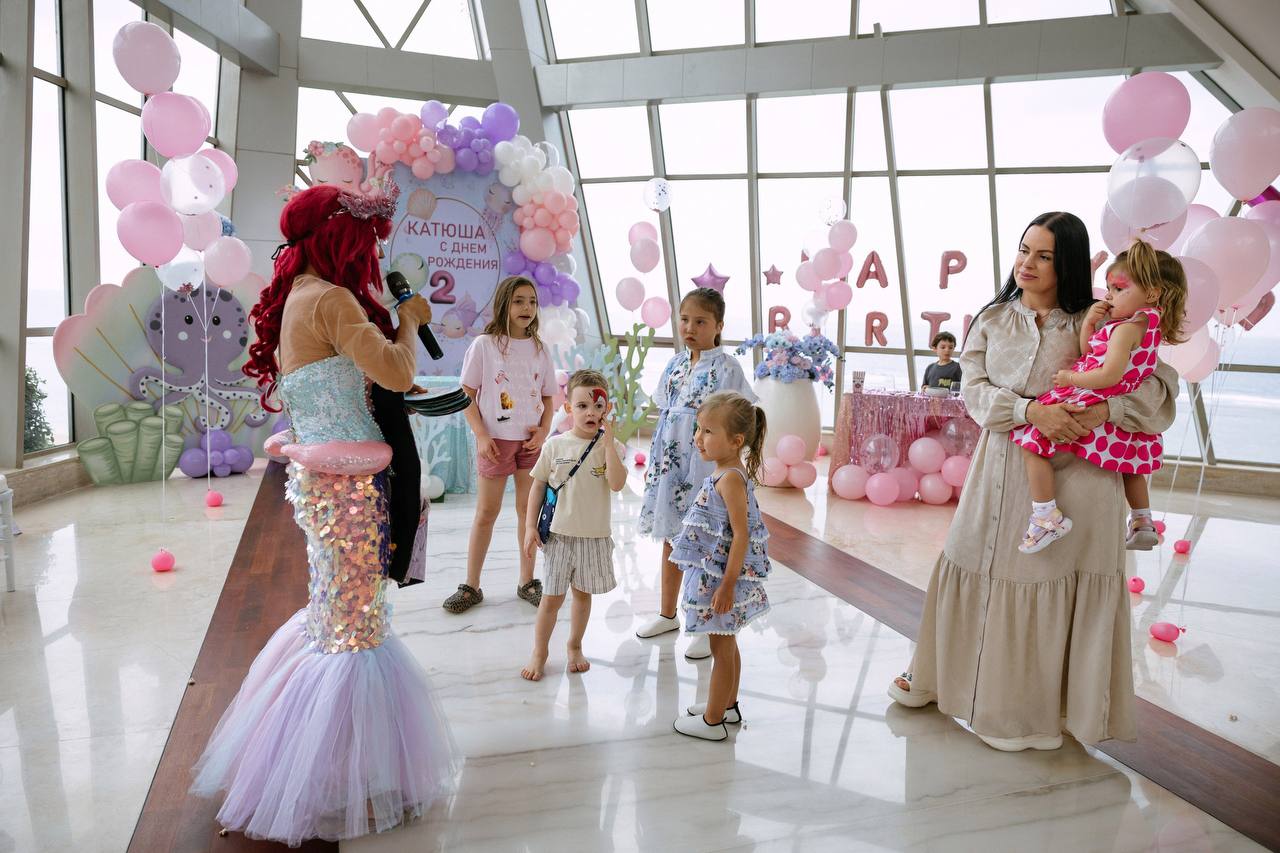 A mermaid party built indoors, in cool air — photo 5