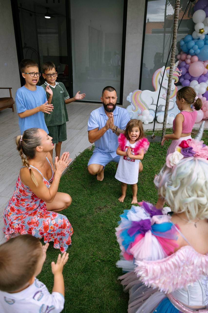 A unicorn party that ended with the whole garden in foam — photo 4