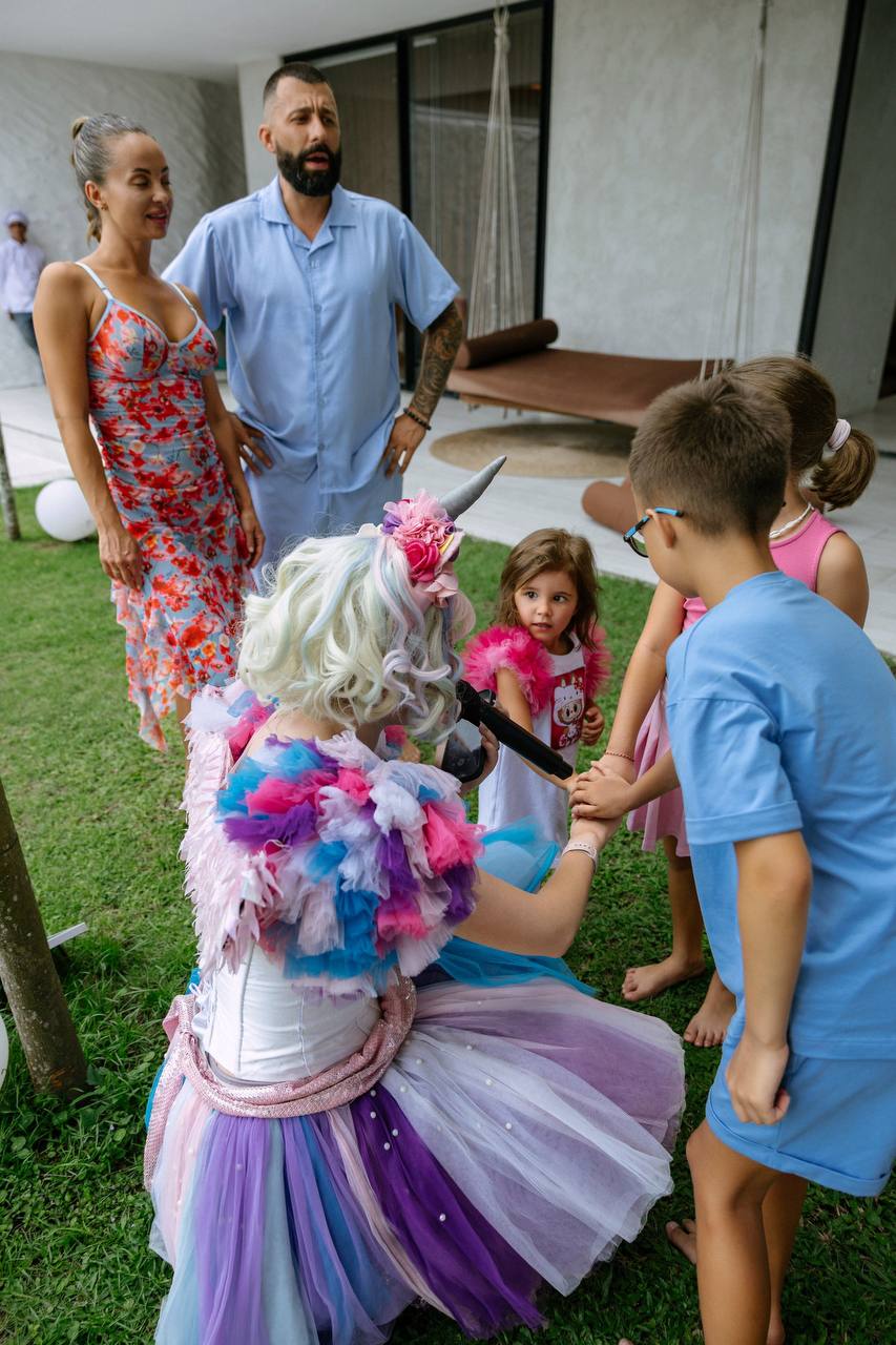 A unicorn party that ended with the whole garden in foam — photo 5